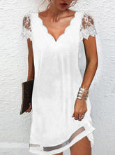 Gewelltes Chiffonkleid mit V-Ausschnitt und kurzen Ärmeln